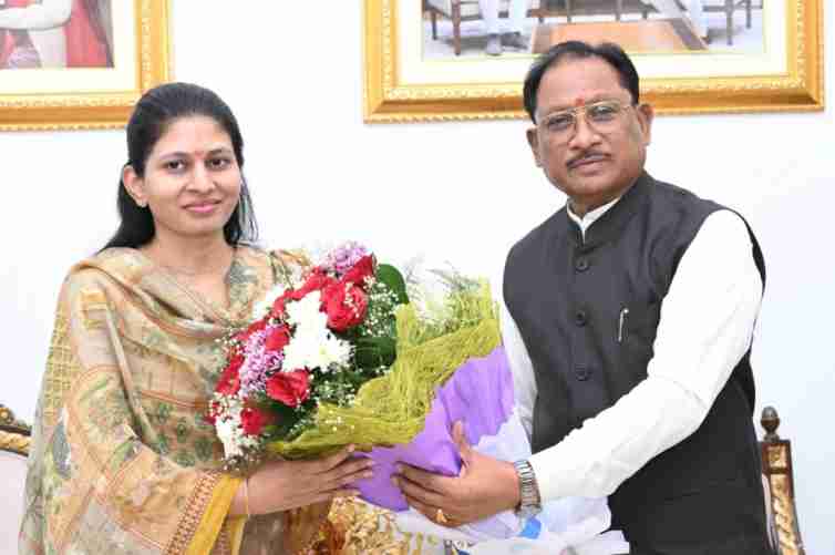 मुख्यमंत्री विष्णु देव साय से केंद्रीय राज्य मंत्री सुश्री रक्षा खडसे की  सौजन्य मुलाकात, खेल प्रतिभाओं को राष्ट्रीय मंच देने पर जोर – UJJWAL ...